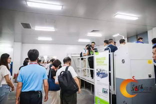 旭恒精工的模切 烫金设备在朝阳印务工厂开放日活动中大放异彩,引众人围观